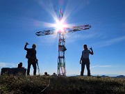 25 Alla croce di vetta dello Zuc de Valmana (1546 m) 